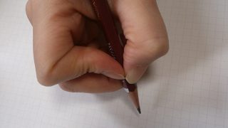 鉛筆の持ち方は、40歳でも1ヶ月でおおよそ直る