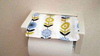 100均手ぬぐいリメイク。適当にトイレットペーパーホルダーカバーを作ってみた話。ホルダーの刃が使えるタイプ。